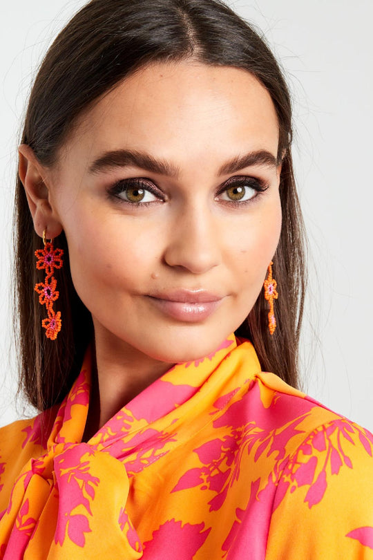 Lynn | Oorbellen met bengelende bloem